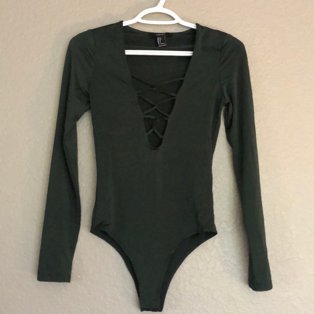 SILK DEEP CUT BODYSUIT IN EVERGREEN